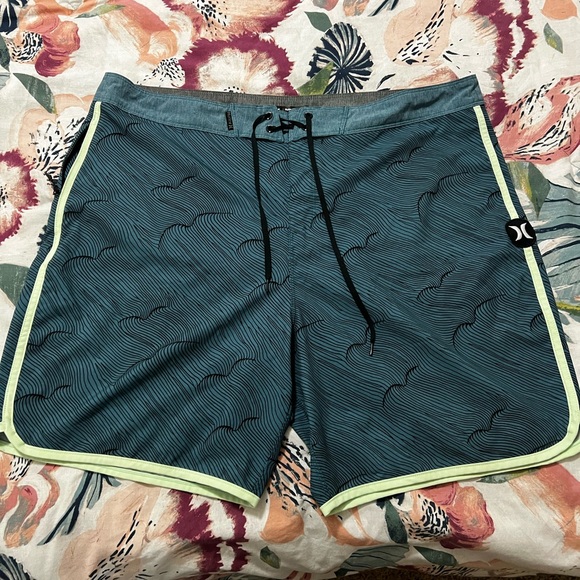 Men’s Hurley board shorts - Picture 1 of 4